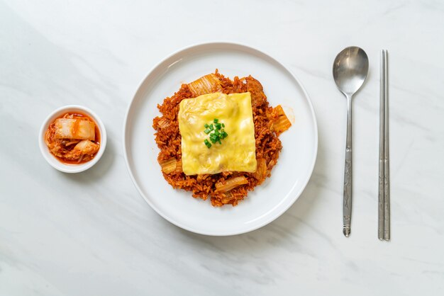 Gebratener Kimchi-Reis mit Schweinefleisch und Käse - asiatische und Fusion-Food-Art