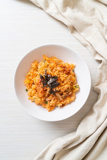 Gebratener Kimchi-Reis mit Seetang und weißem Sesam - koreanische Küche