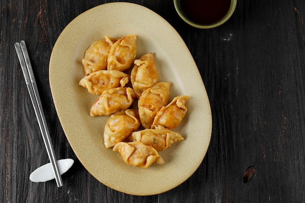 Gebratener koreanischer Kimchi-Mandu-Knödel auf ovaler Platten-Draufsicht