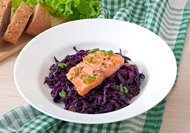 Gebratener Lachs mit irischem Rotkohl