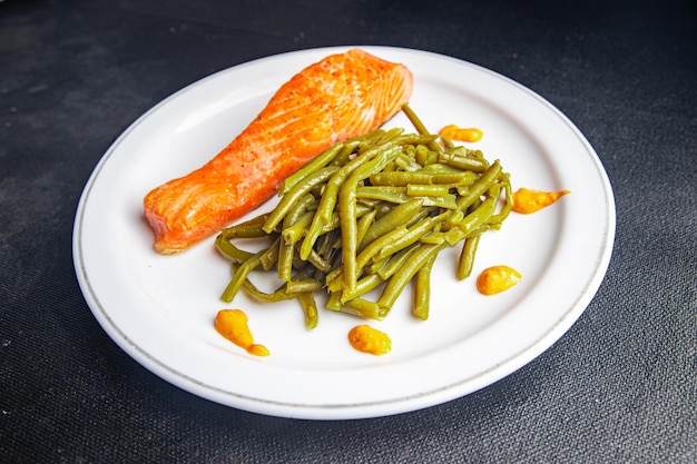 Gebratener Lachs und grüne Bohnen frische gesunde Mahlzeit Snack Diät auf dem Tisch Kopie Raum Essen