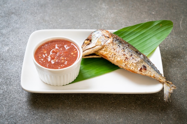 Gebratener Makrelenfisch mit würziger Garnelenpastensauce - Thai-Food-Stil