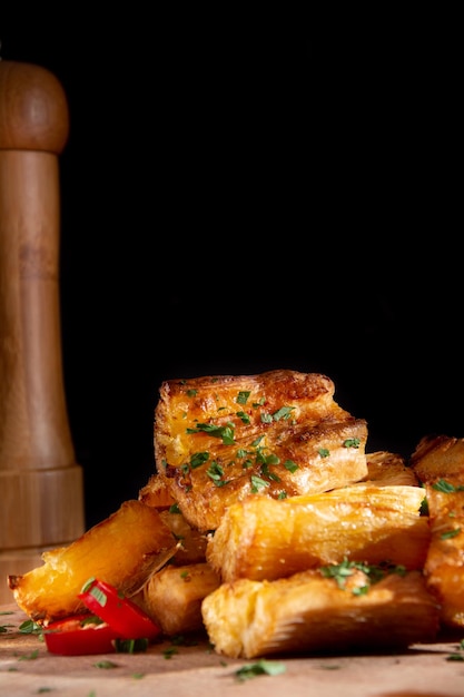 Gebratener Maniok ein lateinischer Snack der brasilianischen Küche Yucca Yuca Manioca klebt dunklen Hintergrund