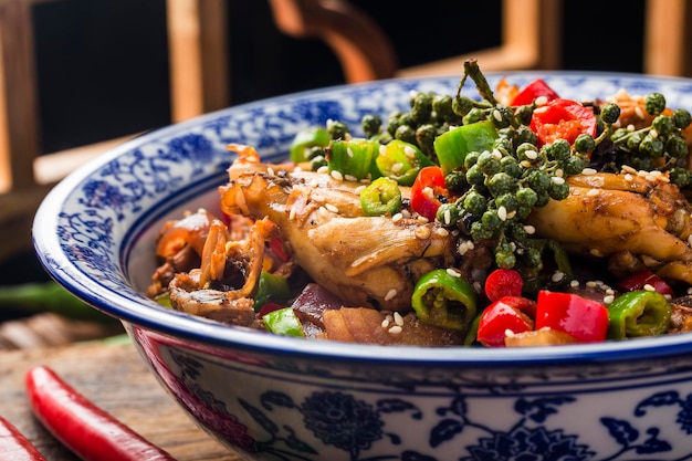 Gebratener Ochsenfrosch mit grünem und rotem Paprika