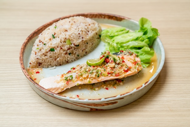 Gebratener Quinoa-Reis mit gedämpftem Lachs in Limetten-Chili-Dressing