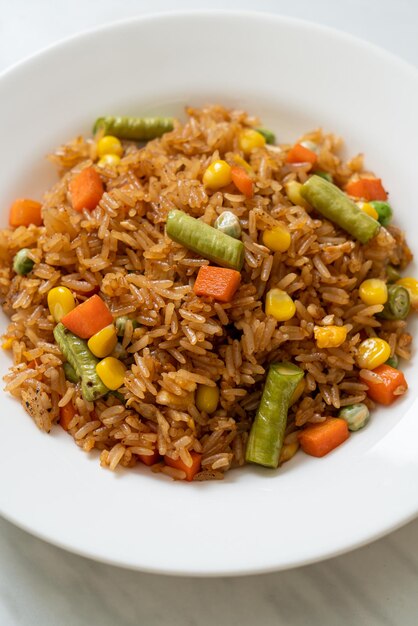 Gebratener Reis mit grünen Erbsen, Karotten und Mais - vegetarische und gesunde Ernährung