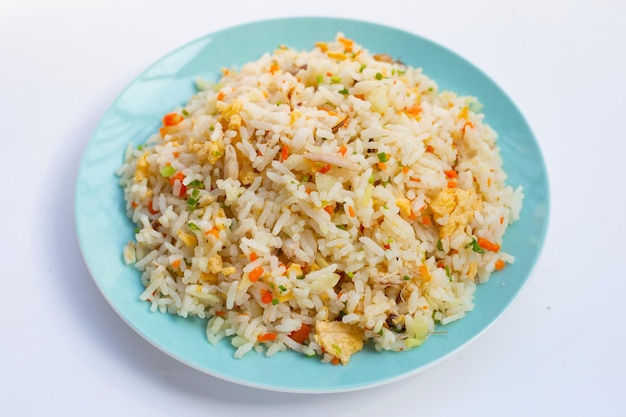 Gebratener Reis mit Krabben in blauer Platte auf weißem Hintergrund