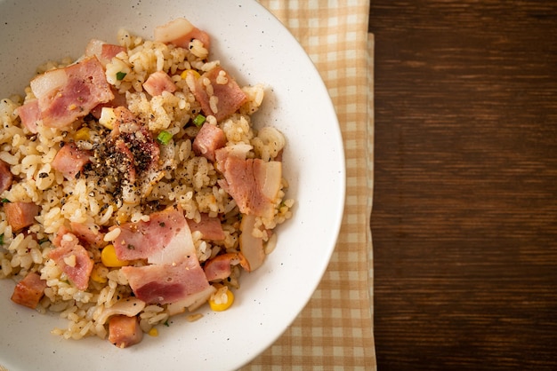 Gebratener Reis mit Speckschinken und schwarzem Paprika