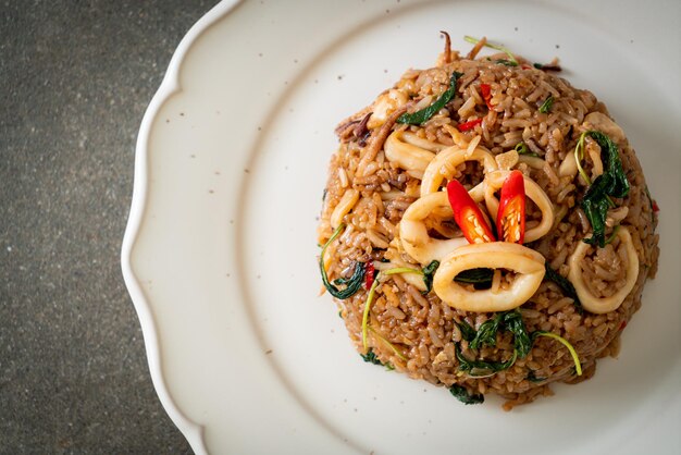 Gebratener Reis mit Tintenfisch und Basilikum im Thai-Stil Asiatische Küche