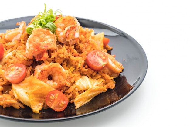 gebratener reis mit würzigen korea-sauce und shrimps