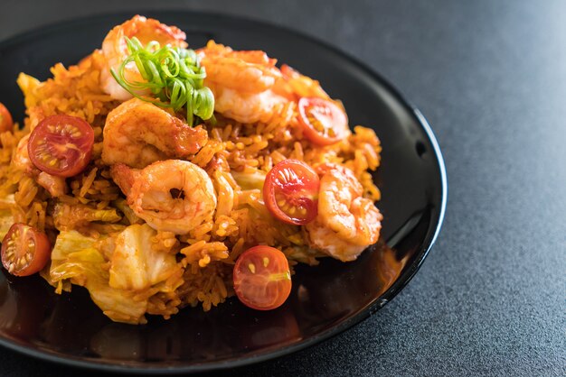 gebratener reis mit würzigen korea-sauce und shrimps