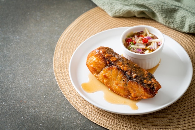 Gebratener Schnapperfisch mit Fischsauce und würzigem Salat