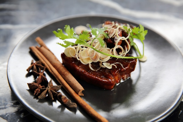 Gebratener Schweinebauch mit chinesischen Kräutern