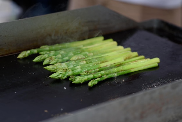 Gebratener Spargel an einer Streetfood-Faust