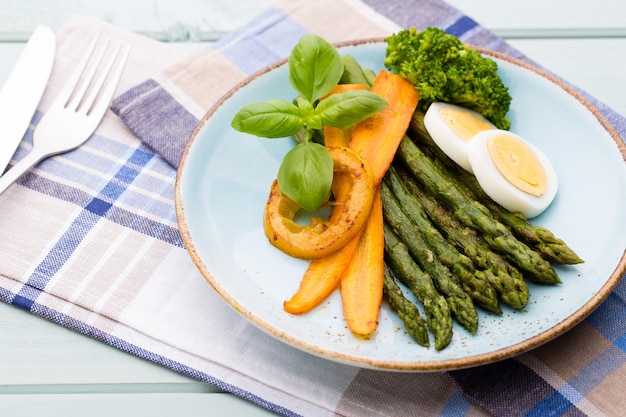 Gebratener Spargel mit Brokkoli und Zitrone und Karotte.