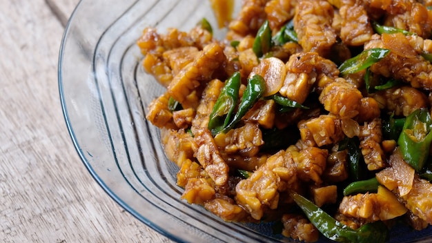 Gebratener Tempe mit grünem Chili