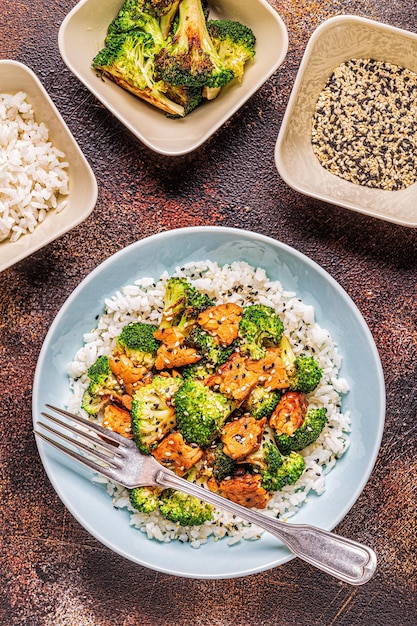 Gebratener Tempeh mit Reis und Brokkoli, traditionelle indonesische Küche.