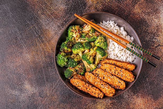 Gebratener Tempeh mit Reis und Brokkoli, traditionelle indonesische Küche.