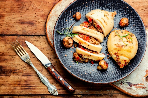 Gebratener Tintenfisch mit Gemüse gefüllte Calamari