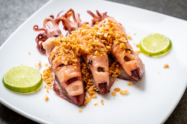 Gebratener Tintenfisch mit Knoblauch nach Art von Meeresfrüchten