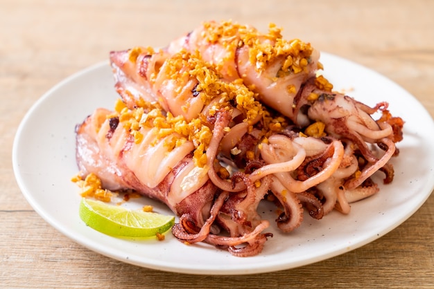 Gebratener Tintenfisch mit Knoblauch nach Art von Meeresfrüchten