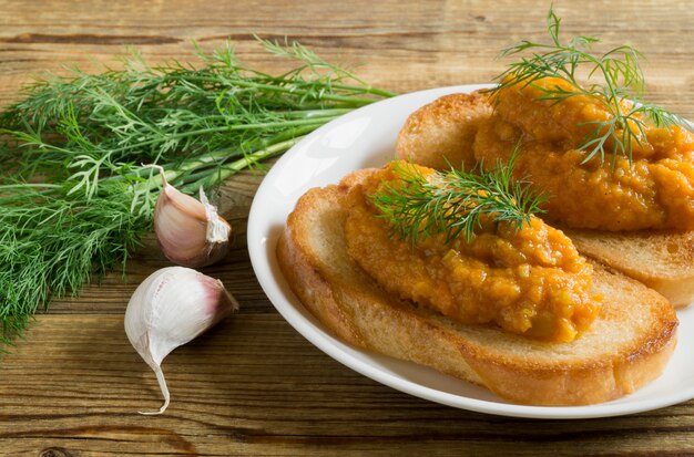 Gebratener Toast mit Zucchinikaviar.