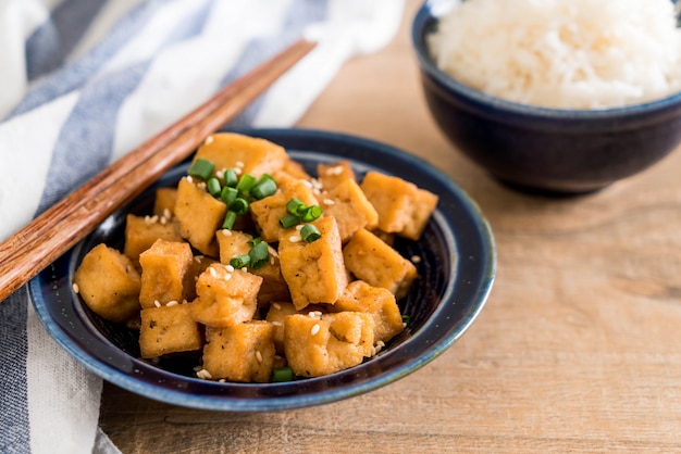 Gebratener Tofu in einer Schüssel mit Sesam