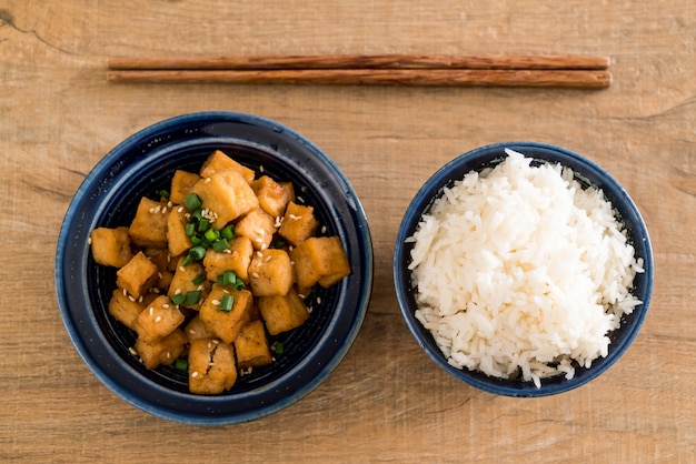 Gebratener Tofu in einer Schüssel mit Sesam