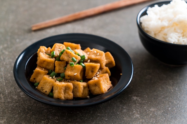 Gebratener Tofu in einer Schüssel mit Sesam