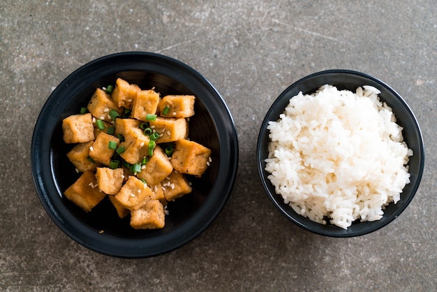 Gebratener Tofu in einer Schüssel mit Sesam