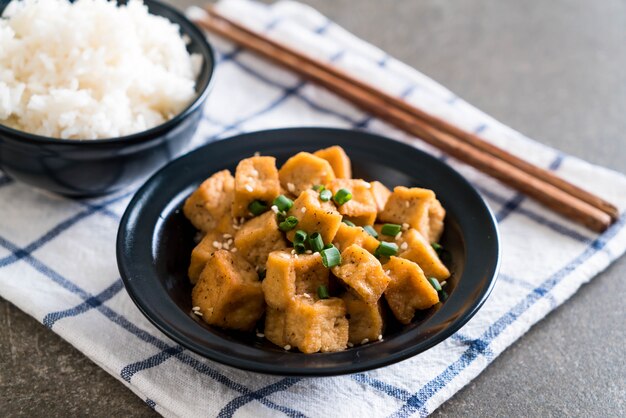 Gebratener Tofu in einer Schüssel mit Sesam