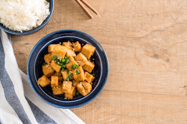 Gebratener Tofu in einer Schüssel mit Sesam