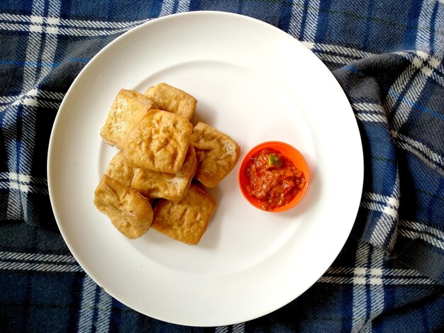 Gebratener Tofu mit Sambal auf einem Teller Indonesisches kulinarisches Essen