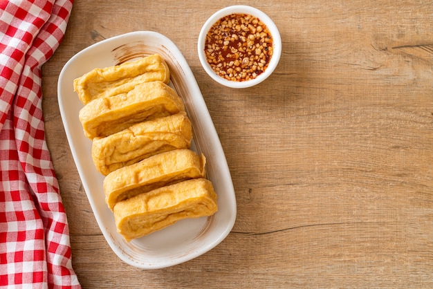 Gebratener Tofu mit Sauce - vegane und vegetarische Küche