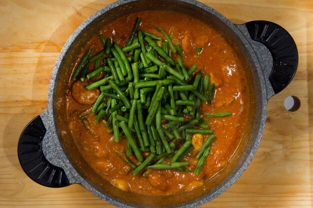 Gebratener Tofu mit scharfer Soße, gesunde und vegane Ernährung