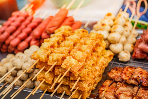 Gebratener Wonton- und Schweinefleischball, Straßenlebensmittel am Markt.