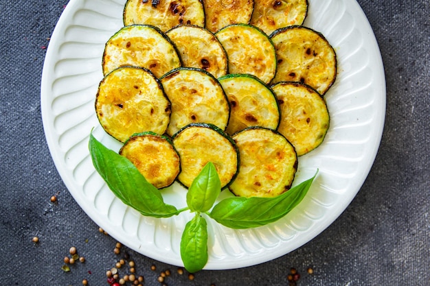 Gebratener Zucchini-Gemüsegrill, frische Mahlzeit, Snack auf dem Tisch, Kopienraum, Lebensmittelhintergrund