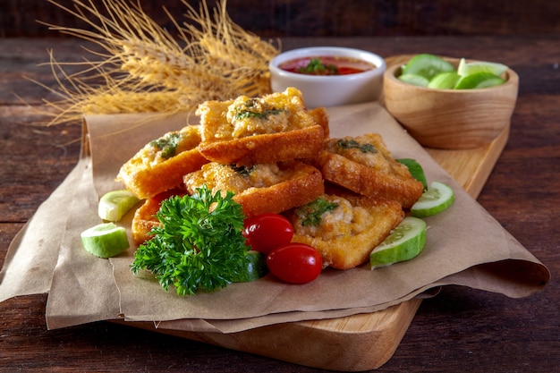 Foto gebratenes brot mit gehacktem schweinefleisch, thailändisches essen