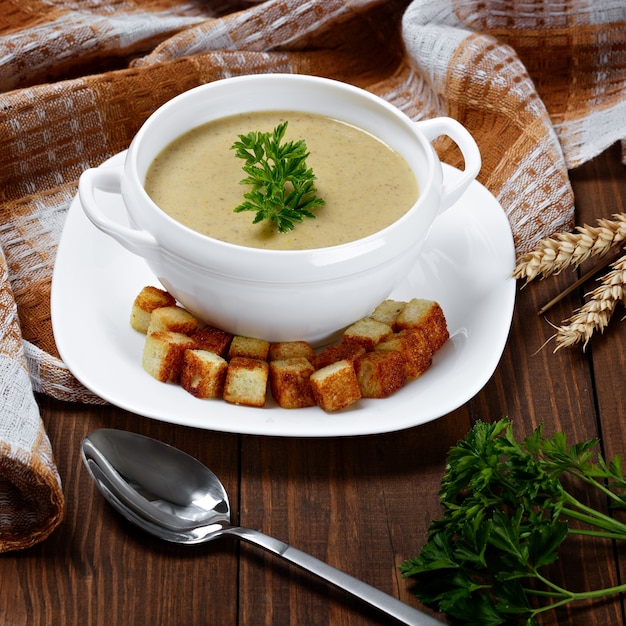 Gebratenes Brot und Gemüsesuppe zum Frühstück.