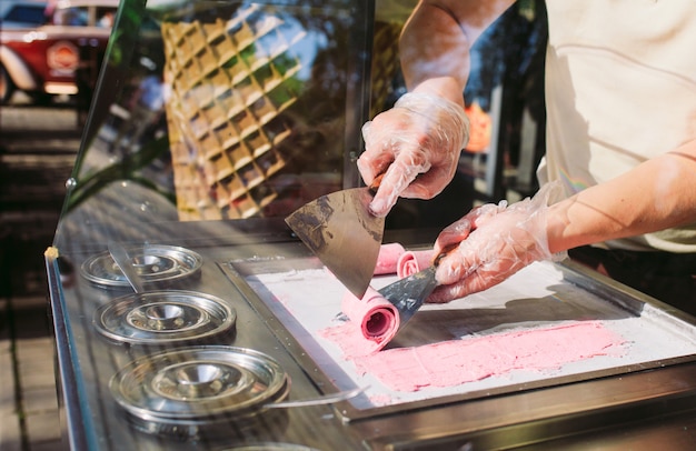 Gebratenes Eis rollt an der Gefrierpfanne. Organische, natürliche gerollte Eiscreme, handgemachter Nachtisch.