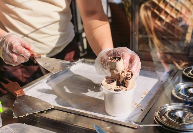 Gebratenes Eis rollt an der Gefrierpfanne