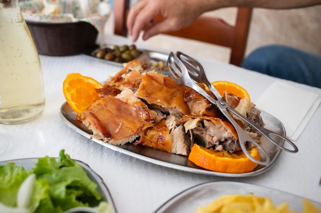 Gebratenes Ferkel mit Orange auf Teller im Restaurante