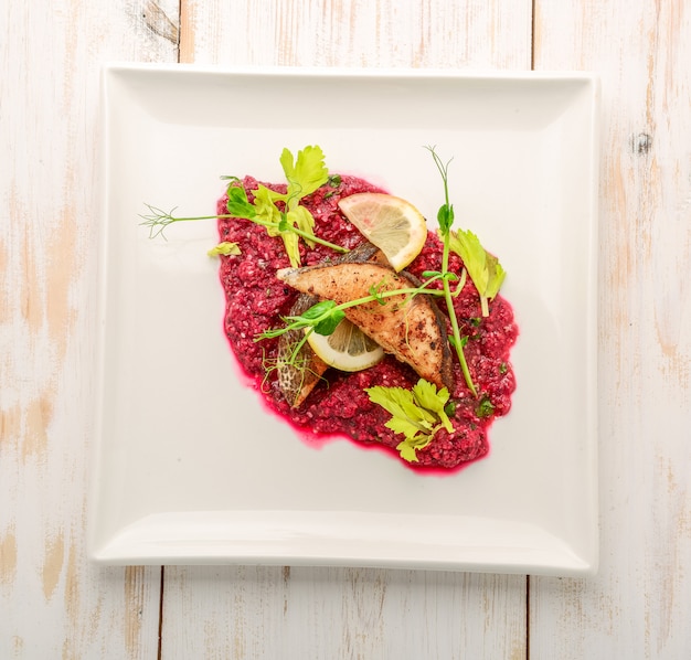 Gebratenes Fischfilet vom Barsch mit Rübenpüree und Kartoffeln, elegantes Abendessen