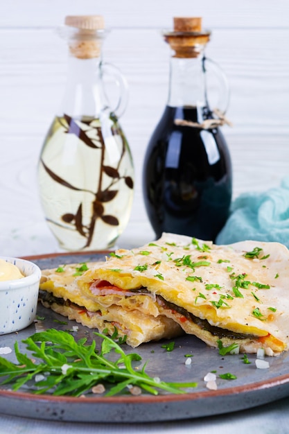 Gebratenes Fladenbrot mit Rührei Tomaten Fleisch und Käse Gefüllte Lavash