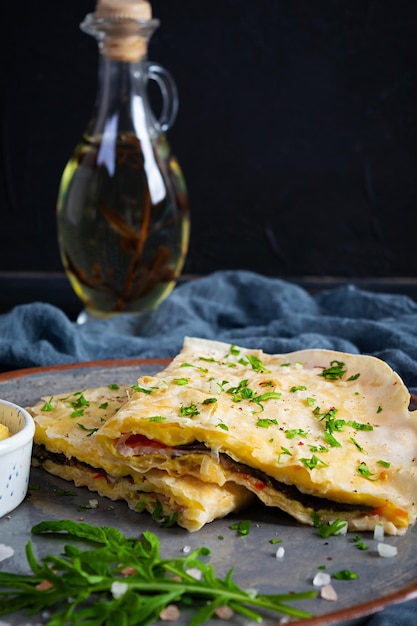 Gebratenes Fladenbrot mit Rührei Tomaten Fleisch und Käse Gefüllte Lavash