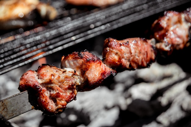 Gebratenes Fleisch auf dem Grill.