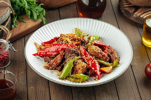 Gebratenes Fleisch der asiatischen Küche mit Paprika