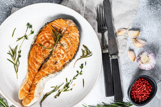 Gebratenes Forellensteak. Gesunde Meeresfrüchte. Ansicht von oben