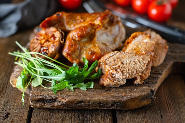 Foto gebratenes gebackenes fleisch, schweinefleisch oder rindfleischgrill, der gesunde mehl zubereitet