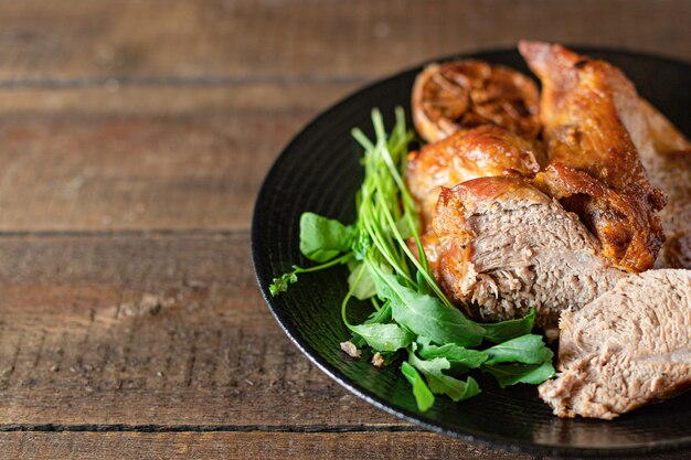 gebratenes gebackenes Fleisch, Schweinefleisch oder Rindfleischgrill, der gesunde Mehl zubereitet